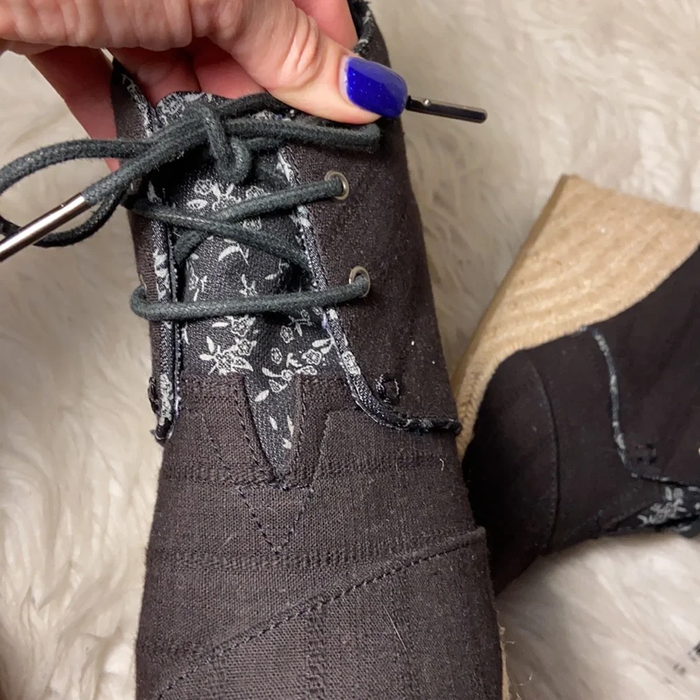 Tom's Black Wedge Lace-up Booties sz 7